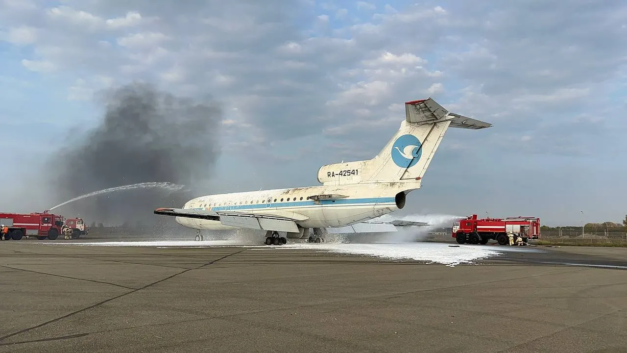 Во время тренировки отработаны действия при условном возгорании на борту Boeing 737-800; работа аэропорта и расписание рейсов не нарушились.