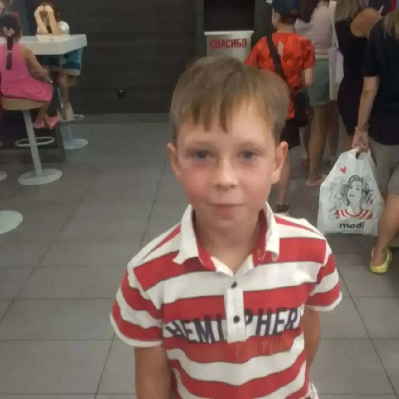 Пропавшего 10-летнего Ярослава Купавского ищут в Краснодаре после ухода из дома на улице Меланжевой; местонахождение мальчика неизвестно.