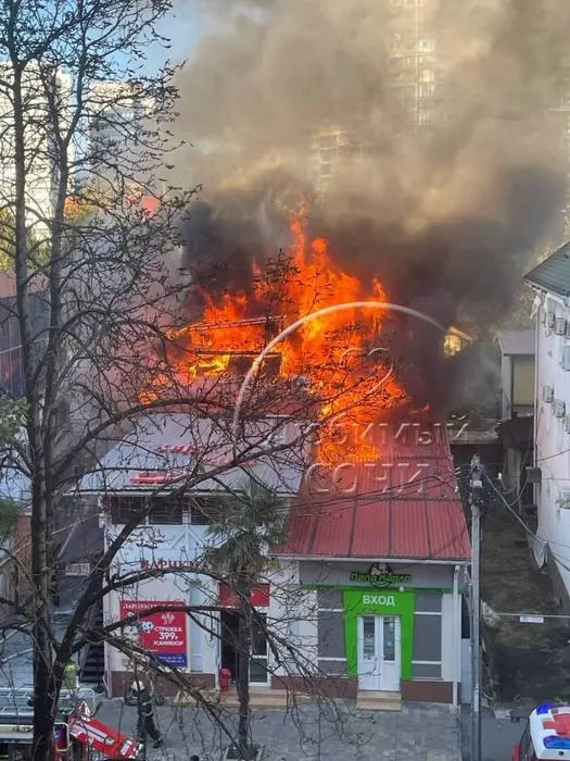 В центре города разгорелся крупный пожар: на улице Роз полыхает двухэтажное здание. На месте работают пожарные расчеты, уточняются причины возгорания.