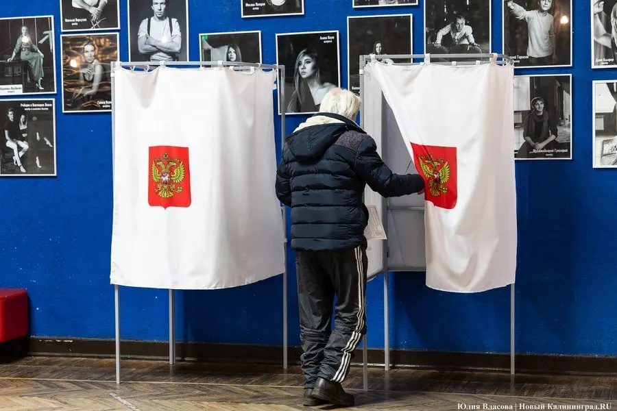 Обсуждается возможность отсрочки/разделения сроков выборов Госдумы и региональных кампаний; эксперты считают это способом снизить нагрузку на избирательные комиссии.