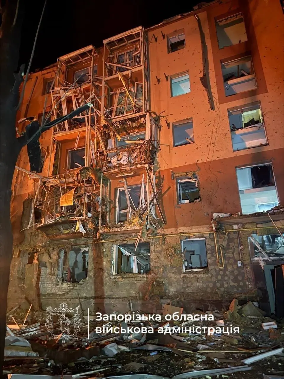 За ночь дроны достигли Ленинградской, Новгородской и ХМАО; в Украине были зафиксированы ранения и разрушения; Рязанский НПЗ частично остановил работу; суд вынес приговор бывшему продюсеру за призывы к терроризму; обсуждаются новые санкции.
