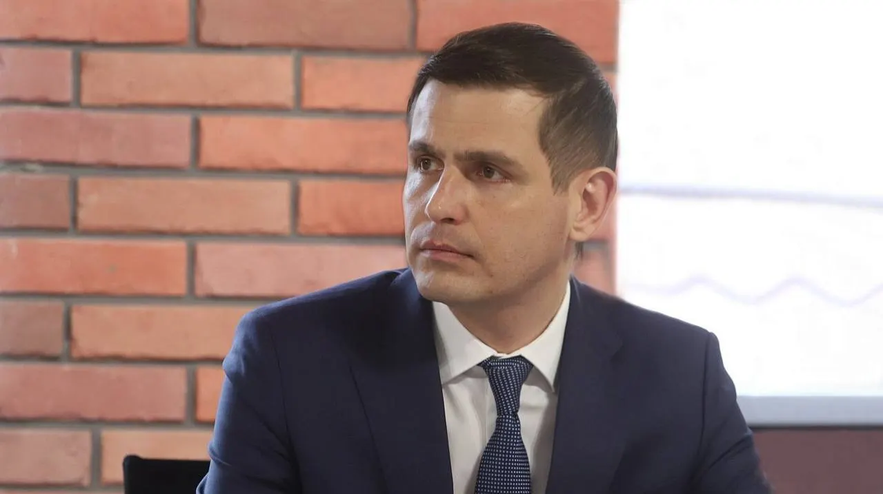 Первый вице-мэр Дмитрий Васильев возглавит Краснодар на период перехода к новому руководству. Ему 43 года, на муниципальной службе он с 2005 года, ранее курировал финансово-экономический блок.